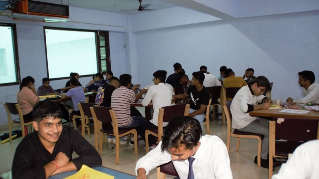 How Long is a Hotel Management Course in Delhi?