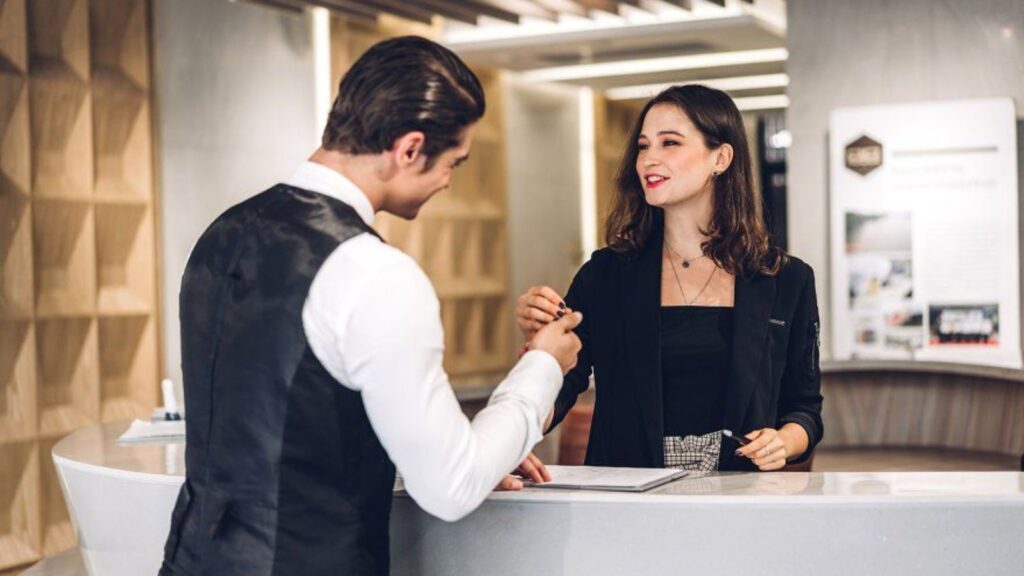 Chef Course vs Hotel Management Course – Which is Right for You in Delhi NCR?