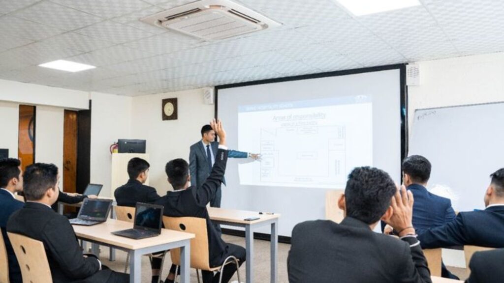 How to Become a Hotel Manager